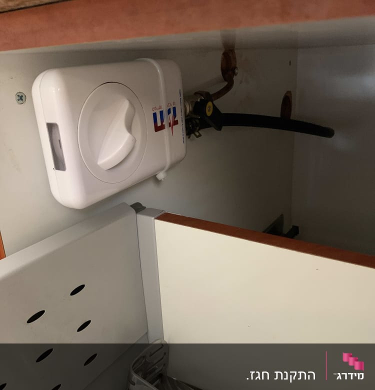 שסתום גז לבן עם חיבורים וצינור שחור